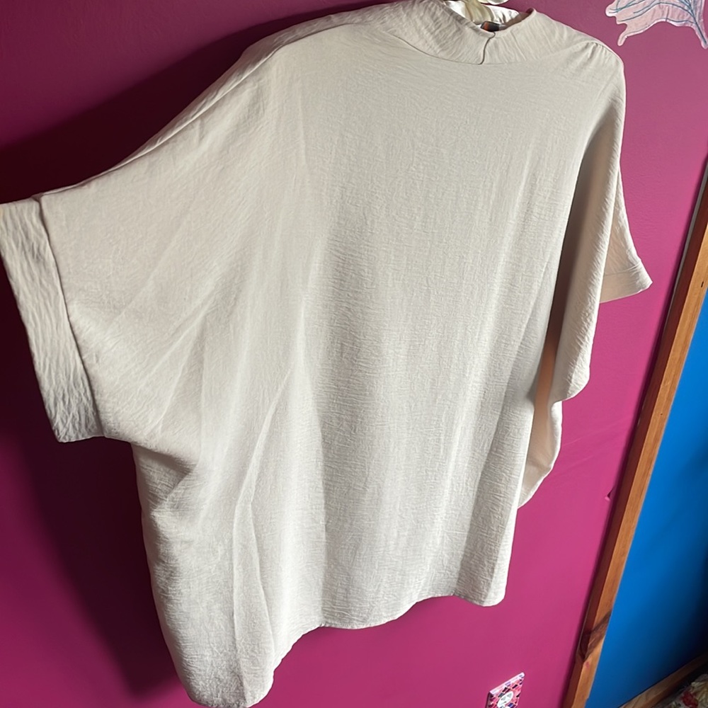 🆕✨Ivory Boxy Blouse✨ - Picture 4 of 5